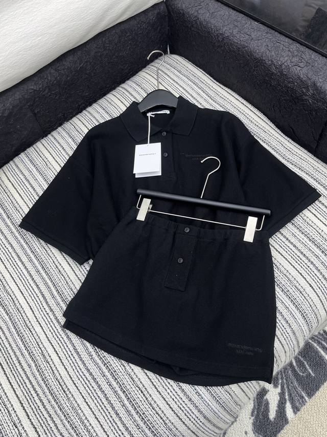爆款现货 原版定制 Alex*｜25运动休闲新品套装！ 高端定制翻领短袖，搭配松紧腰裤裙 极简主义风法式优雅的慵懒风， 休闲又时髦！ 立体剪裁版版型可甜可盐减龄