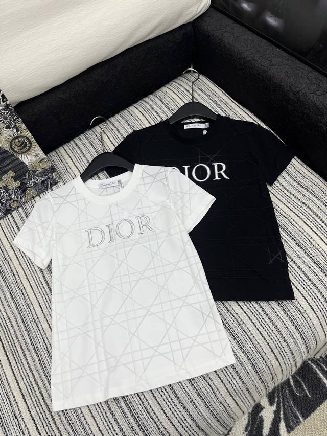 爆款现货 原单品质 Dio*｜2025新品圆领短袖 定制Yb丝棉材质 透气舒适 质感十足 常规版型T恤裁剪 精致镂空菱格纹路凸显品牌格调 显瘦视觉效果 经典配色