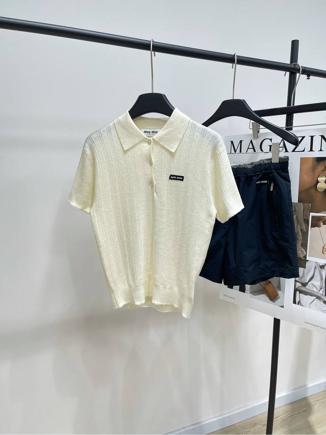 M米白色镂空Polo针织短袖 ，面料：羊绒混纺 颜色：米白色 Miumi* 25Ss早春新款 字母徽标贴饰米白色短袖针织Polo衫 细腻肌理 柔软舒适 翻领针织