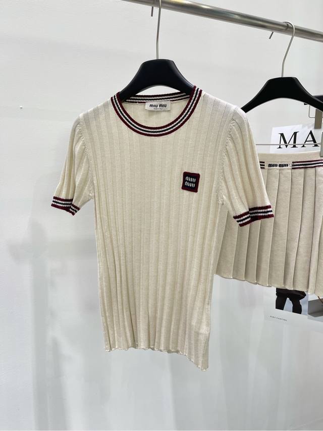 M杏色红边圆领针织短袖 ，面料：天丝羊毛 颜色：杏色 早春撞色圆领针织来啦~ 小香风短袖上衣，简单的款式又自带设计感 面料手感细腻密实，敲级有骨感 常规款的衣长