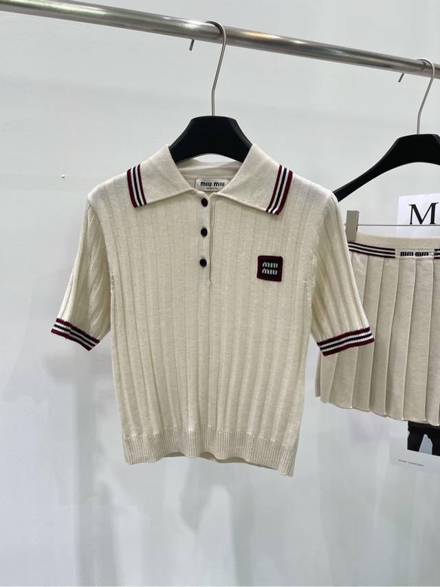 M杏色红边徽章Polo上衣 ，面料：超细羊毛 颜色：杏色 Miu 早春新款学院风上衣 早春撞色翻领针织来啦~ 简单的款式又自带设计感 面料手感细腻密实，敲级有骨