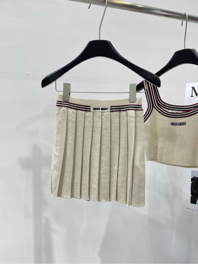M杏色红条百褶针织半裙 ，面料：羊毛混纺 颜色：杏色 Miu*24早春新品针织迷你半裙 以休闲实用风格演绎经典百褶迷你裙 为柔美廓形注入全新细节与内涵 基础字母