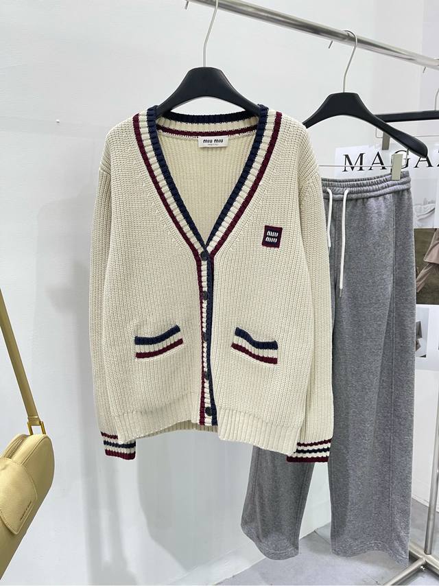 M杏色红边V领开衫 ，面料：羊毛混纺 颜色：杏色 秋冬丫定要拥有的针织开衫~ 狠有Du特气质的一款V领针织外套 罗纹圆领设计，展现纤细颈脖线条，显得脖子长 单排