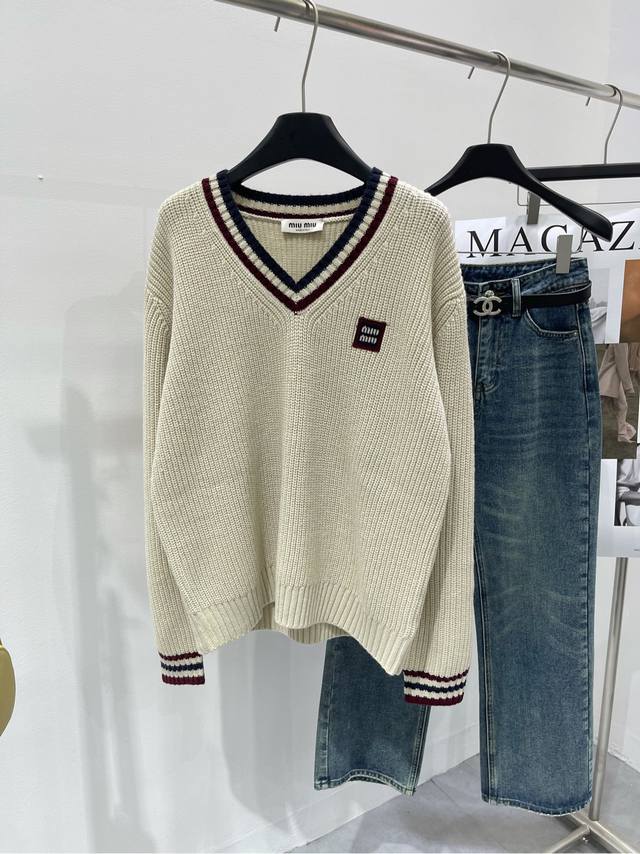 M杏色红边V领套头毛衣 ，面料：羊毛混纺 颜色：杏色 学院风复古撞色针织毛衣 一穿就能感受到温暖，风格是偏休闲慵懒 V领设计修饰脖颈线条，减龄感Up Up Up