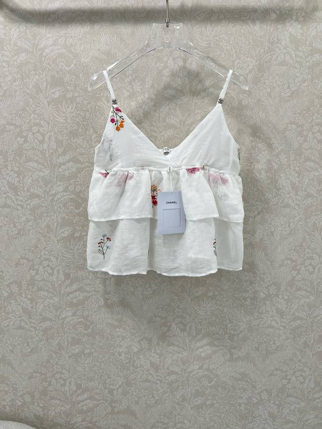 Chan*L 25新款小香吊带背心！小香中古Vintage系纯白色彩线刺绣中古纯欲吊带背心 无论是日常通勤还是约会出游，这款吊带背心都能让你成为焦点。让你夏日里