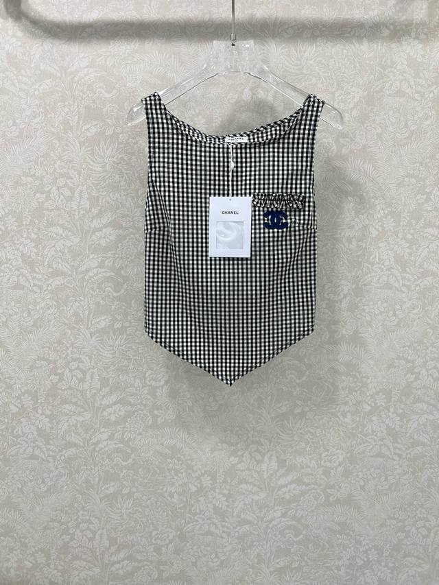 Chane*L小香25新款中古黑白格子撞色背心上衣 今年超流行的小背心 前片三角设计超显小蛮腰 视觉效果拉满 后背镂空 腰围处采用褶皱弹力橡筋 没有什么理由可以