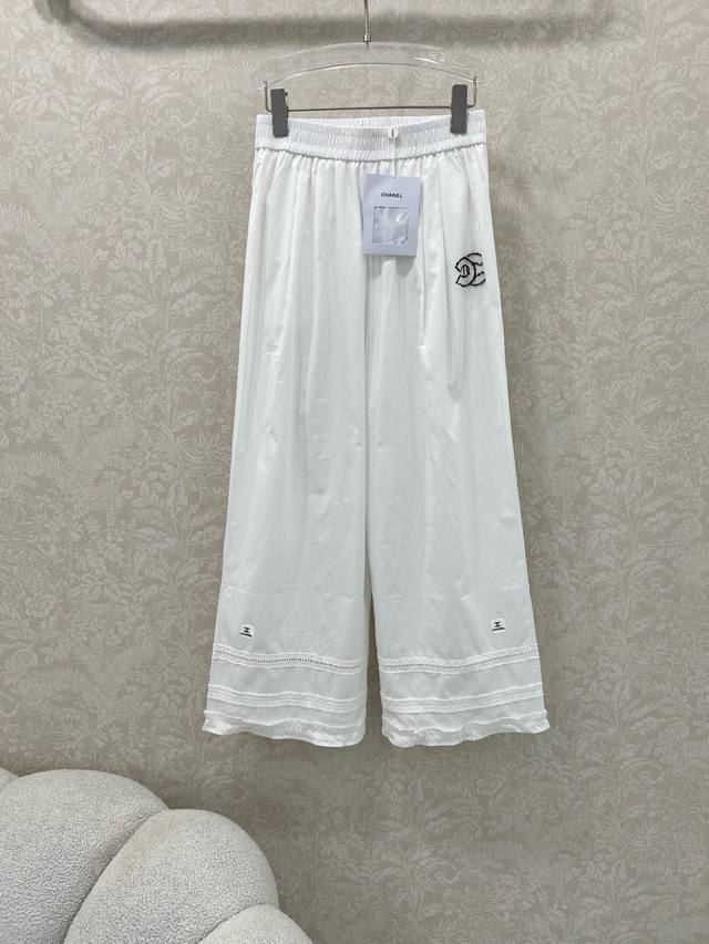 Chane*L小香25新款中古阔腿裤子 裤身双C明线Logo刺绣 裤脚花边贴标装饰 没有什么理由可以拒绝它 可A可乖的风格，版型属于谁都好驾驭的，日常通勤穿什么