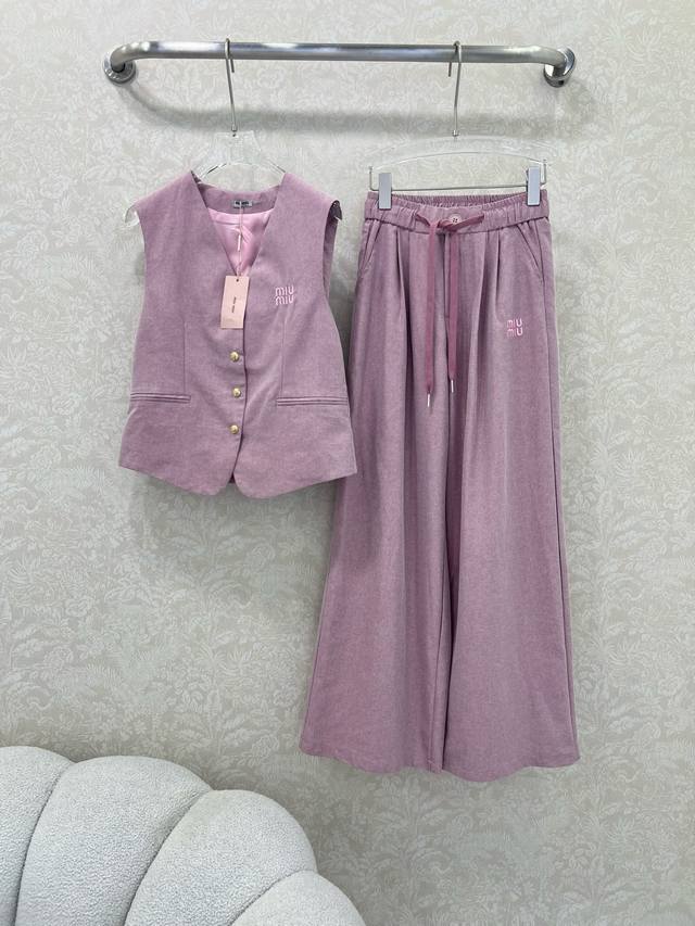 Miumi* 25新款经典老钱风马甲套装 定制炒色面料，马甲休闲长裤 恰到好处的松量 干净利落的裁剪 胸前Miu字母装饰 定制五金 即便没有多余的噱头装饰 亦能