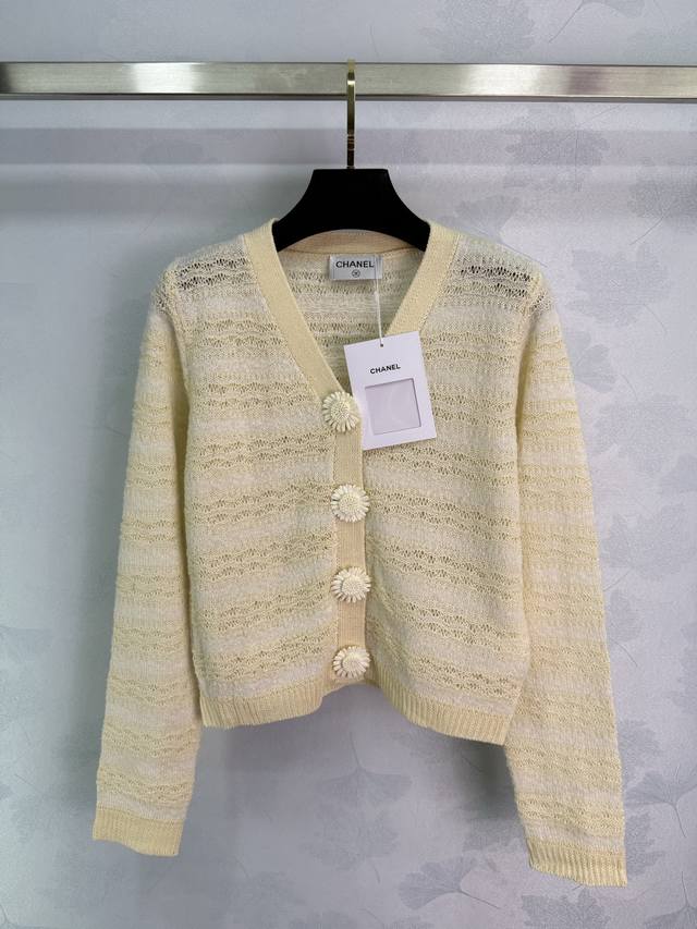Ch*2025早秋新款 V领针织开衫 小菊花花朵装饰 与整件衣服配色形成了完美搭配 胸前双C五金配件 彰显品牌格调 衣服纹理感满满 百搭时尚！1色3码Sml T