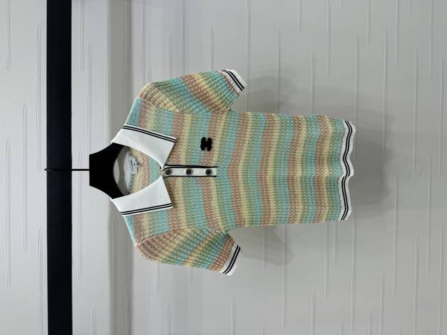 上新原单高端品质 Chane* 2025春夏最新系列！条纹翻领针织短袖！定制羊毛纱线织造 柔软亲肤 舒适有型 针织翻领短袖剪裁 配合半开襟纽扣调节设计 增添造型