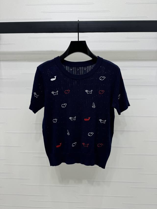 上新原单高端品质 Thom Brown* 2025春夏最新系列！鲸鱼小狗圆领针织短袖！定制进口针织材质 舒适柔软 质感十足 圆领针织短袖版型 通体竖纹碎花镂空纹