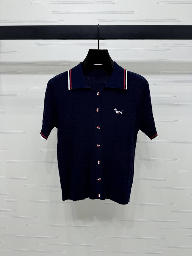 上新原单高端品质 Thom Brown* 2025春夏最新系列！小狗翻领针织短袖开衫！定制羊毛针织材质 舒适柔软 质感十足 翻领单排扣开襟增加穿搭美高休闲感 单