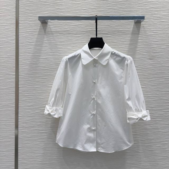 Valentin*2025Ss新款衬衣 可A可乖的风格，版型属于谁都好驾驭的，日常通勤穿什么的都是很Ok的，满满小细节太加分了。做工精致 减龄时尚 好Hold住