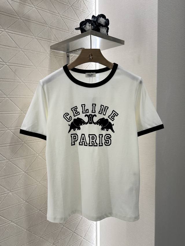 Celin*2025新品上架 植绒印花 定制Yb斜纹全棉材质 透气舒适 质感十足 修身短袖T恤裁剪 凸显品牌格调 采用克重纯棉制成 略带有弹力 呈现显瘦视觉效果