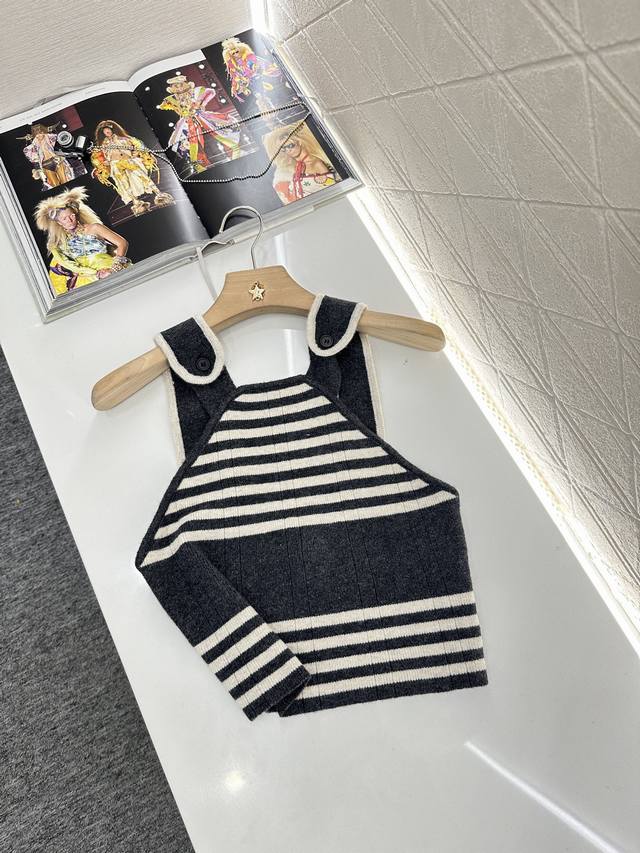 Miumi*2025新品上架 条纹针织背心 定制Yb羊绒羊毛纱线织造 质感舒适 弹力十足 针织短款背心剪裁 通体利用细密钩针肌理交织出两色条纹线条 肩带以纽扣方