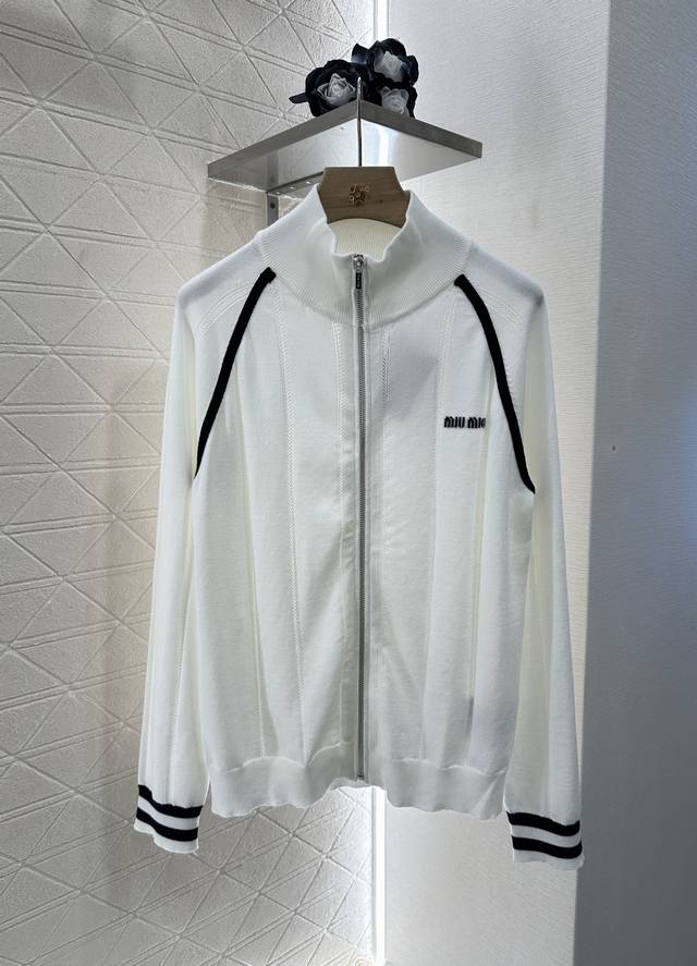Miumi*2025新品上架 针织长袖拉链外套 定制Yb天丝纱线织造 柔软舒适 洋气显瘦 长袖针织外套剪裁 全开襟设计拉链便利穿脱 大身以竖状镂空交替插肩袖口线