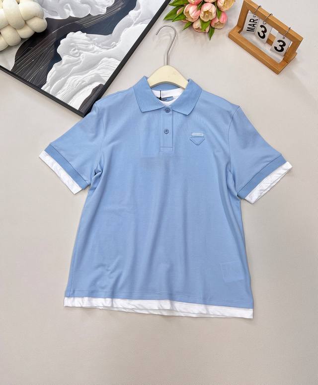 Prada2025新款撞色假两件衫，定制Yb原生朱地全棉材质 质地轻薄 带有孔洞 吸湿透气 舒适软糯 翻领半开襟短袖假两件版型 白色打底在领口袖口和下摆露出 外