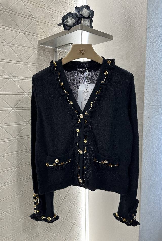 Chane* 新品上架 钉珠花朵针织开衫 定制Yb全棉纱线织造 密度细针织造 清晰毛感肌理 舒适亲肤 V领落肩开衫剪裁 嵌钻圆扣重工华丽 穿出慵懒松弛感 领袖口