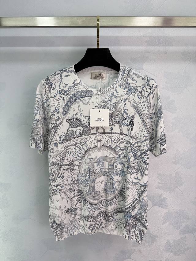 爱马仕*短袖针织，黑白蓝配色，超美的马车图案设计。衣服是圆领套头款式，面料舒适透气，适合夏季穿着。尺码有S M L可选，T226B