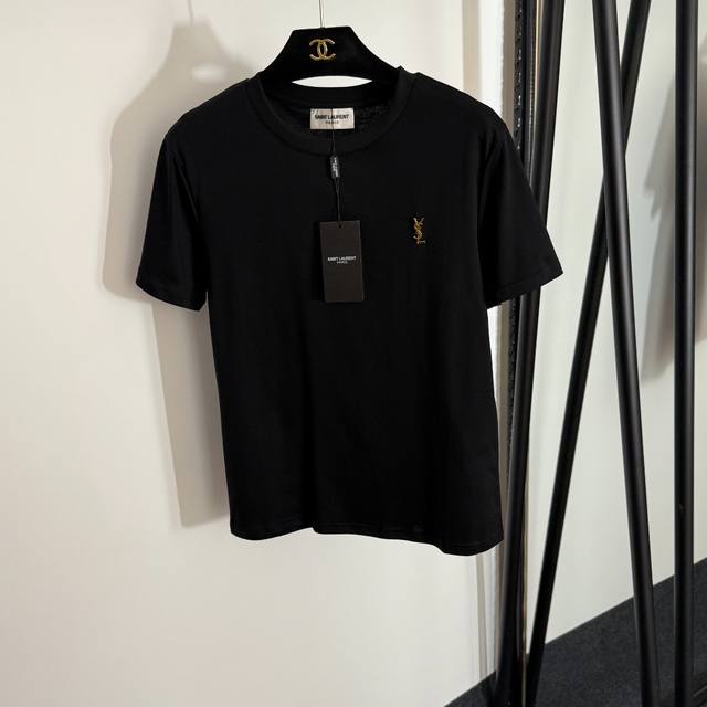 款号20253890 Ysl*新款 Logo五金胸针装饰纯棉短袖T恤，白色，红色，黑色，卡其色，S-Xl， M码；肩宽40，胸围94，袖长19，衣长60