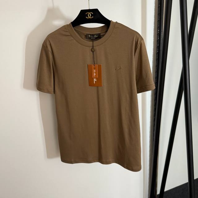 款号20253885 Loro Piana*Lp新款 纯色简约Logo刺绣百搭短袖T恤，白色，卡其色，黑色，S-Xl， M码；肩宽42，胸围102，袖长20，衣