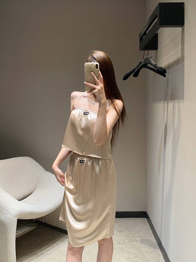 吊带 半裙 Miumi* 25Ss春夏新款 缎面吊带背心半裙套装丨独家Yb开发！高版出品！丝滑柔顺缎面面料 饰有品牌标识刺绣徽标 适合夏日穿搭 可单穿可内搭 一