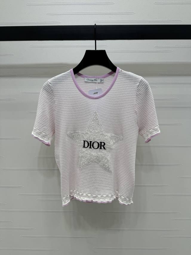 上新原单高端品质 Dio* 2025春夏最新系列！条纹花边针织短袖！定制全棉纱线织造 柔软亲肤 舒适有型 圆领针织短袖剪裁 通体两色钩针条纹碰撞形成层次感 胸前