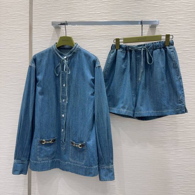 Gucc* 2025Ss新款 高版出品~超时髦新款丹宁牛仔 个性色调上身又酷又飒爽 纹理细腻，棉感自然，既有筋骨感又不失柔软，超级漂亮！细节做工超级好，新品现货