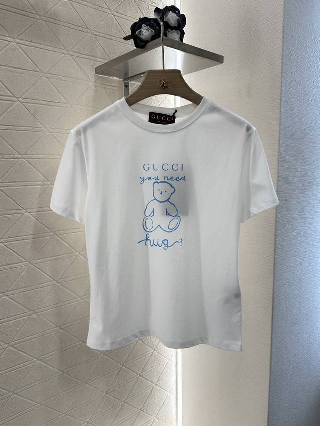 Gucc*2025新品上架 童趣印花圆领 定制Yb原生全棉材质 透气舒适 质感十足 修身短袖T恤裁剪 凸显品牌格调 采用克重纯棉制成 垂坠感十足 呈现显瘦视觉效