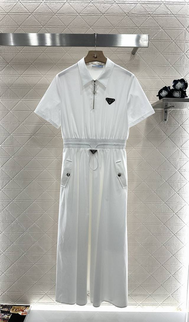 Prad*2025新品上架 短袖抽绳连衣裙 定制Yb斜纹全棉材质 质感透气 垂顺有型 翻领短袖长款连衣裙剪裁 前襟半开襟拉链随心调节 给时尚感加分 胸前金属徽标