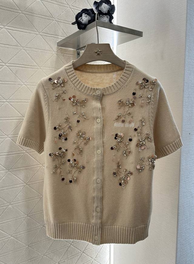 Miumi*2025新品上架 重工钉珠针织短袖开衫 定制Yb羊毛纱线织造 弹力舒适 透气好穿 圆领针织短袖开衫剪裁 美化头肩比例更显瘦 领前标志性刺绣字母徽标