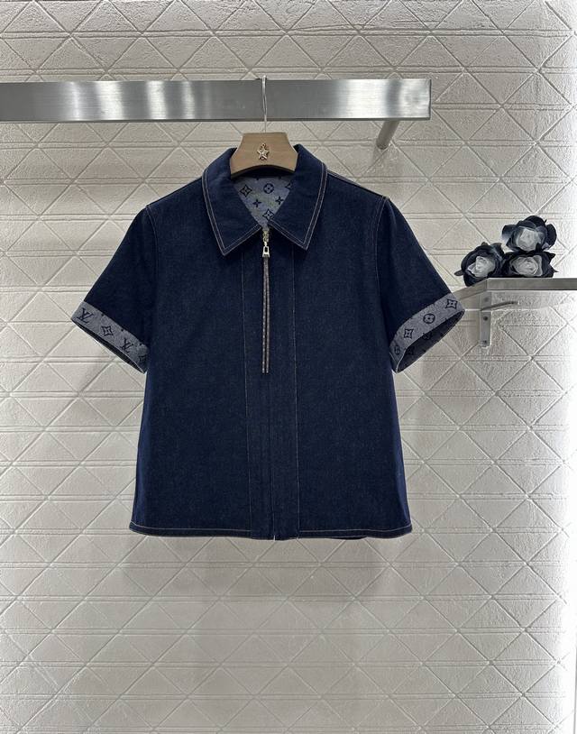 Louis Vuitto*2025新品上架 牛仔翻领短袖外套短裤套装 定制Yb斜纹棉牛仔材质 多重水洗 呈现出挺括质感 短袖外套短裤套装 拉链开襟式版型 袖口翻