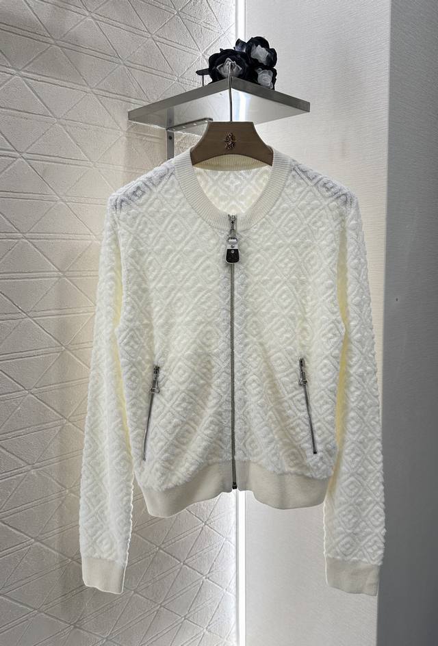 Louis Vuitto*2025新品上架 提花针织夹克外套短裤套装 定制Yb棉毛纱线织造 提花工艺处理 呈现立体字母造型 针织夹克外套短裤套装 成衣拉链装饰口
