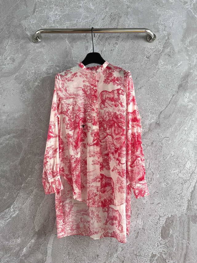 现货 款号0211P 红色动物衬衫采用标志性的衬衫廓形，饰以经典茹伊森林印花，重新诠释动物图案，突显反色效果，采用棉质薄纱面料精心制作，背面底边略长，搭配立领和