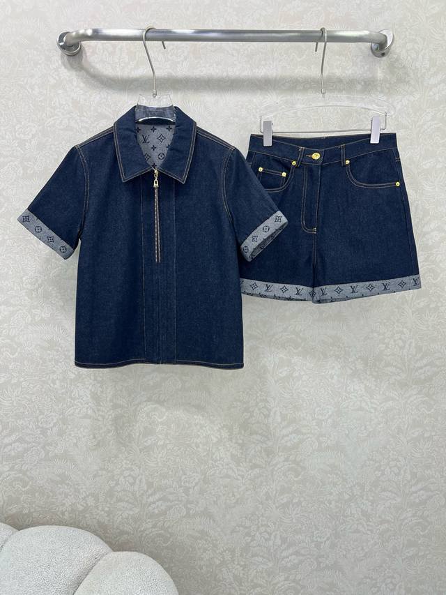 上衣细节Louis Vuitto*25新款牛仔套装 翻领拉链外套卷边牛仔短裤的组合 定制进口面料内衬提花老花 质感光泽超高档的牛仔丹宁面料 定制五金皮扣拉链 凸
