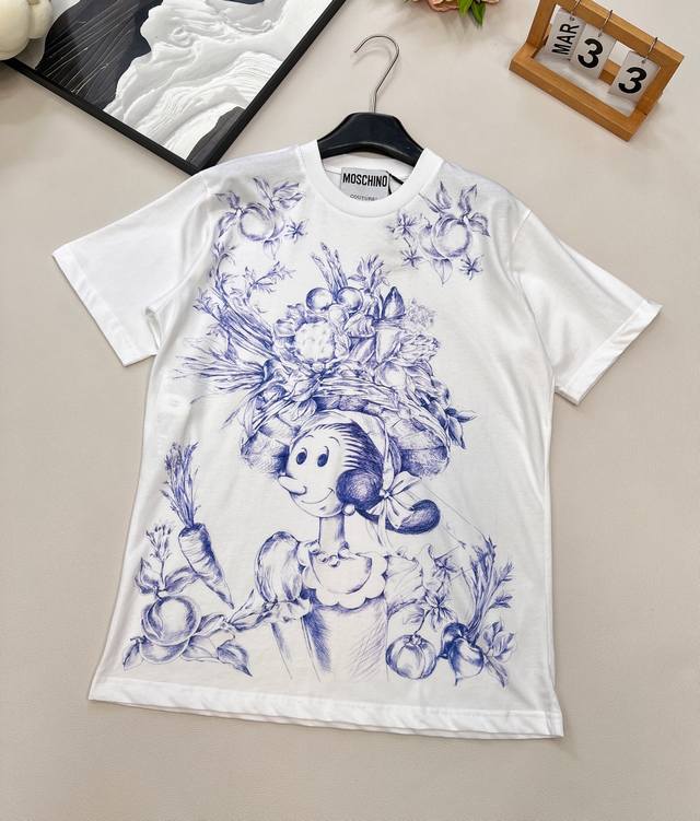 Moschino新款奥利佛系列印花短袖T恤，以经典奥利佛卡通形象为核心设计元素，用涂鸦笔触将其生动呈现于衣身，自带品牌标志性的玩趣基因。定制的 By面料，上身亲