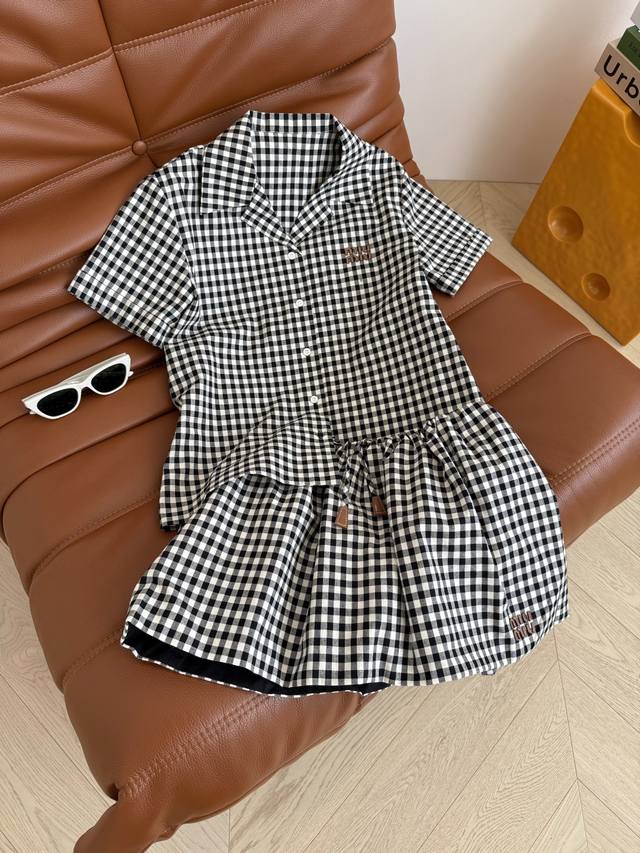 少女缪系格纹 25新品 皮质字母Logo装饰格纹套装 翻领衬衫加超短小半裙更加俏皮可爱了 半裙里面带有安全裤设计哦 不会走光 蓬蓬设计短裙 上身超级显腿长 随意