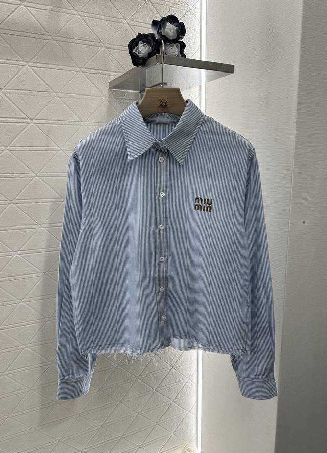 Miumi*2025新品上架 条纹翻领衬衫中裤套装 定制Yb斜纹全棉材质 质感细腻 透气舒适 翻领长袖衬衣短裤套装 衬衣直筒毛边剪裁 包容身材增添洒脱帅气气息