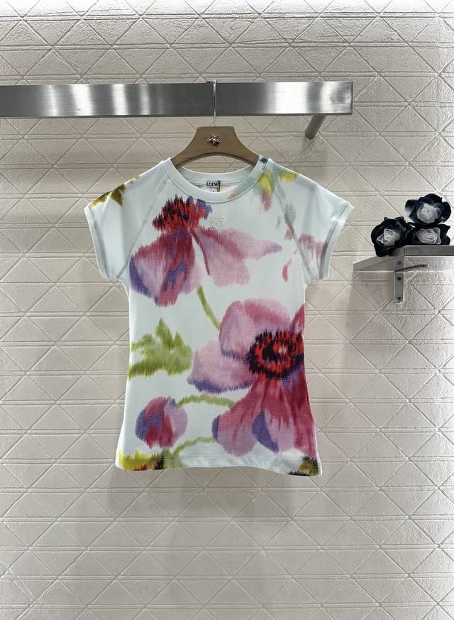 Loew*2025新品上架 定位晕染花朵 定制Yb精梳棉全棉材质 透气舒适 质感十足 修身短袖T恤裁剪 凸显品牌格调 采用克重纯棉制成 垂坠感十足 呈现显瘦视觉