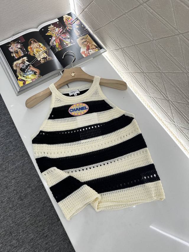 Chane*2025新品上架 挂脖针织背心 定制Yb羊毛纱线织造 柔软亲肤 舒适有型 挂脖背心剪裁 圆领领口恰当露肤 美化头肩比例更显瘦 大身条纹两色交织镂空钩