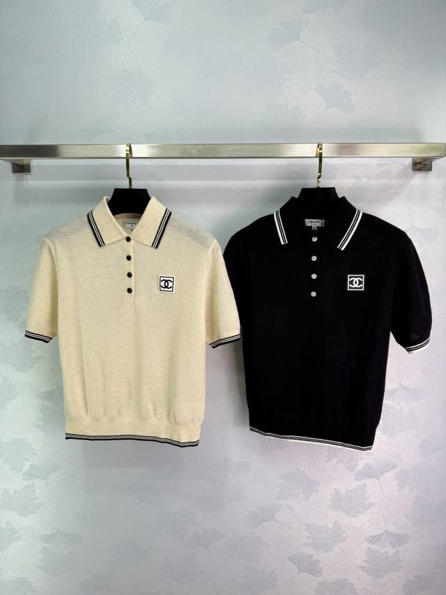 Ch*25春夏新款针织Polo衫 经典双C刺绣Logo 黑白撞色领边设计 面料舒适有质感 弹力常规版型百搭不挑人 俏皮减龄显白 日常出行或聚会轻松驾驭！2色3码