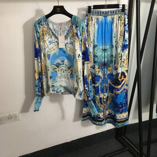 款号 5914 Zimmermann*新款套装，复古天使建筑印花 彩色烫钻V领长袖衬衣 上衣+高腰阔腿长裤，蓝色，S-Xl， M码；胸围110，袖长80，衣长6