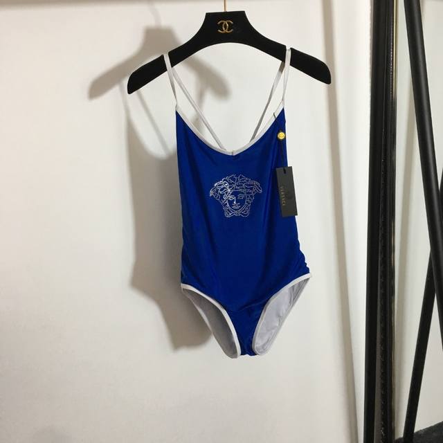 款号 4630 Versac*新款 美杜莎烫钻图案吊带连体泳衣，红色，蓝色，S-Xl，