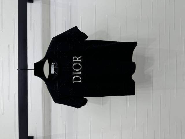 上新原单高端品质 Dio* 2025春夏新款系列！藤格纹圆领短袖T恤！定制斜纹全棉材质 舒适柔软 穿搭高级 圆领短袖裁剪 成衣藤格纹满印 丰富视觉层次 胸前银色