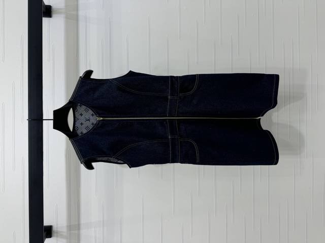 上新原单高端品质Louis Vui*Ton 2025春夏最新系列！牛仔无袖连衣裙！定制斜纹棉牛仔材质 多重水洗柔软舒适 呈现复古深蓝色 无袖连衣裙版型 整体轮廓