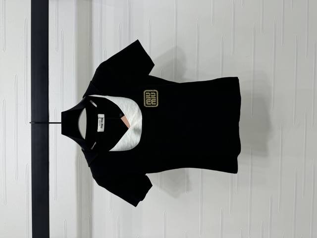 上新原单高端品质 Miumi*2025春夏最新系列！披肩领针织短袖！定制羊毛纱线织造 质感弹力透气 针织短袖剪裁 方领披肩针织短袖版型 领口增加挂脖绑带打造视觉