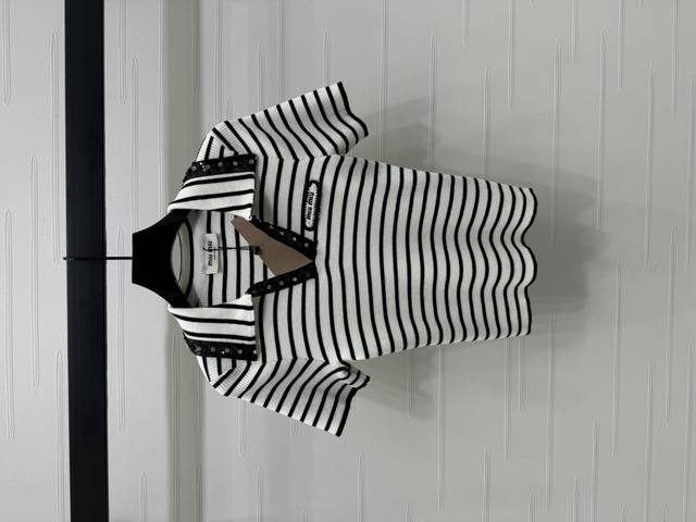 上新原单高端品质 Miumi*2025春夏最新系列！撞色条纹翻领针织短袖！定制羊毛纱线织造 质感高级舒适 修身V字翻领版型 大身黑白细条纹交织胸前装点标志性字母