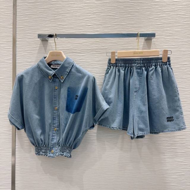 Miu Mi*2025Ss新款 怀旧感系列 做旧效果素颜牛仔 高颜值 百搭无烦恼 就是很干净的感觉 人手必备 真的很赞！ 手感很舒服的洗水牛仔棉 做旧酵洗造型