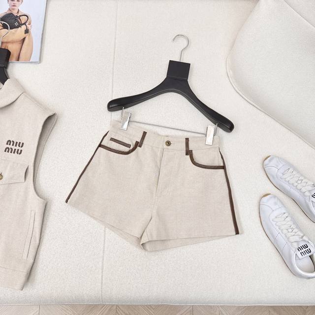 独家首发 Miu 25Ss 春夏最新款帅气撞色包边设计套装廓形马甲外套+短裤 可甜可盐气质帅气又拉风 立体剪裁版型百搭又显瘦 定制面料挺括感很好 超级帅气 刺绣