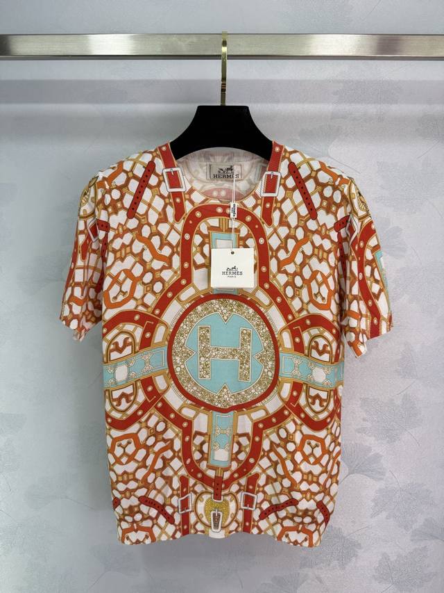 爱马仕Hermes短袖上衣，橙色钻石提花图案，圆领针织面料，超美的配色和印花设计～面料舒适透气，适合夏季穿搭。1色3码Sml 。